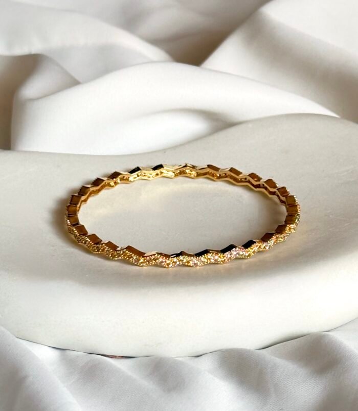 Zig‑zag patterned simple stoned fancy Bangle